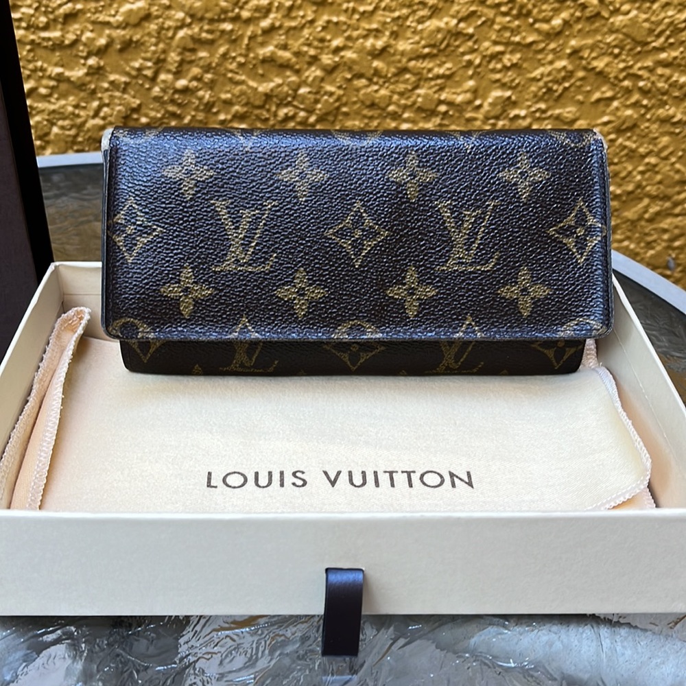 Authentic Louis Vuitton Monogram Bi Fold Wallet